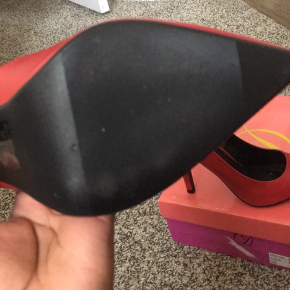 Red high heel - Picture 4 of 4